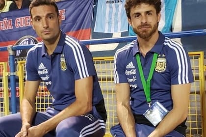 Scaloni junto a Aimar, entrenador de los seleccionados juveniles que conoce muchos jugadores jovenes
