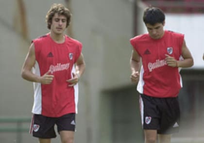 Pablo Aimar y Javier Saviola, en un entrenamiento en el Monumental; dos joyas de River emigraron a Europa rápidamente