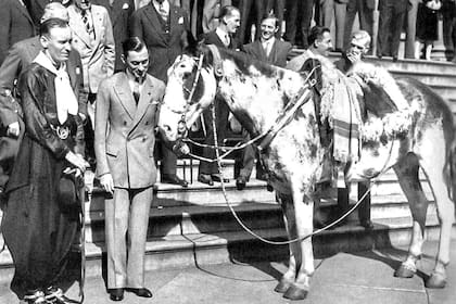 Aimé Tschiffely con el caballo Mancha en Nueva York