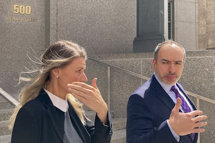 Aimee Harris, al dejar la corte federal de Manhattan, este martes 9 de abril. (AP/Larry Neumeister)