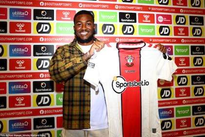 Ainsley Maitland-Niles en su presentación oficial como nuevo refuerzo de Southampton