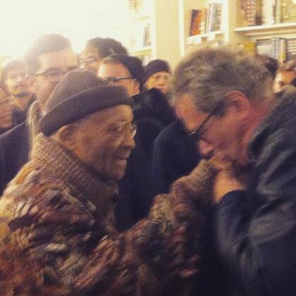 Aira en Nueva York, recientemente, en un encuentro con el músico Cecil Taylor, protagonista de uno de sus relatos