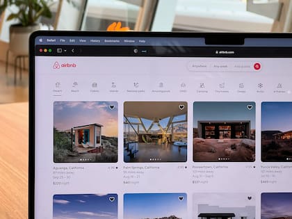 Airbnb es una plataforma para rentar alojamiento; la compañía tiene su propia organización sin fines de lucro