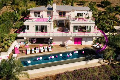 Airbnb le dio vida al sueño de Barbie con una iteración impresionante a tamaño real de la famosa Malibu Dreamhouse.