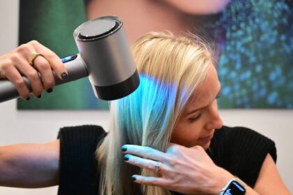 Airlight Pro es un secador de pelo que usa luz infrarroja en vez de calor directo para secar el pelo; fue presentado en la CES 2024