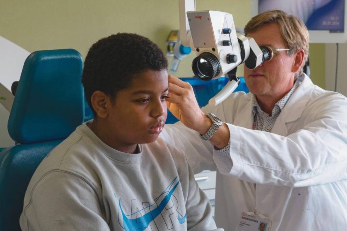 Aissam, de 12 años, nació con una sordera profunda congénita y pudo recuperar la audición gracias a una terapia génica