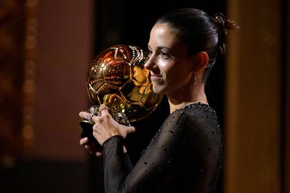 Aitana Bonmatí se llevó el Balón de Oro en 2023 y busca repetir la corona