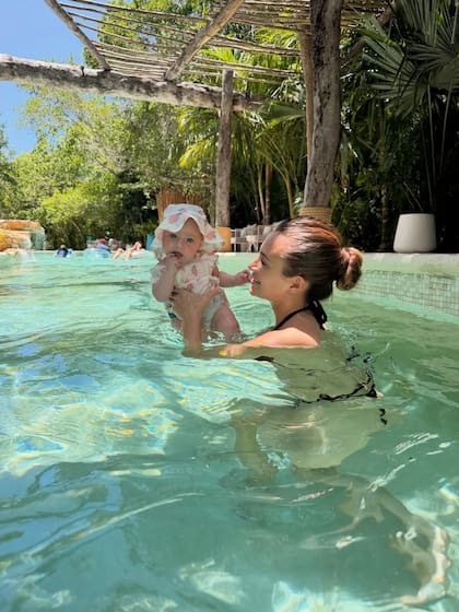 Aitana disfrutó de la pileta en brazos de su madre (Foto: Instagram @camihoms)