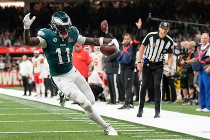 A.J. Brown (11), de los Eagles de Filadelfia, en el Super Bowl 2025 ante la atenta mirada de uno de los referís