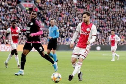 Ajax, equipo en el que juega el argentino Nicolás Tagliafico, es uno de los punteros de la competencia, junto a AZ Alkmaar.