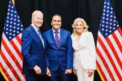 Ajay Jain Bhutoria (centro), el promotor de la iniciativa, es uno de los personajes más cercanos al presidente Joe Biden (izquierda)