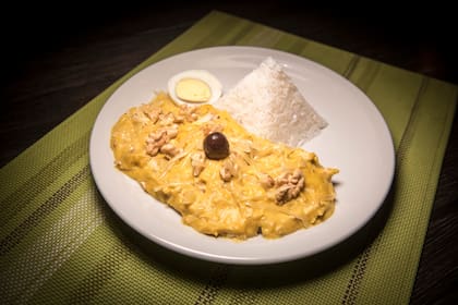 Ají de gallina y timbal de arroz.