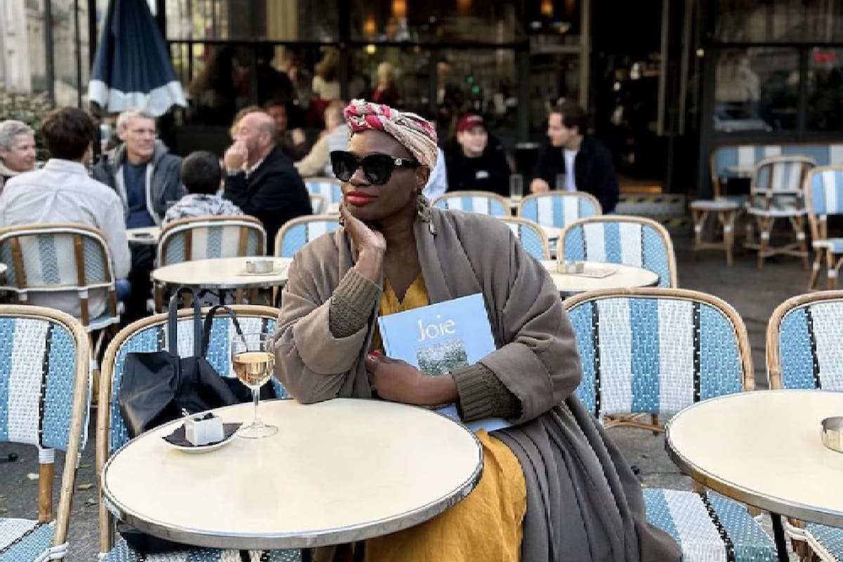 Ajiri Aki vivía en EE.UU. pero encontró en un principio francés el secreto para vivir más feliz; hoy es autora de un libro inspirado en el célebre 'joi de vivre'