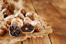Ajo negro: qué es, cómo se elabora y cómo usarlo de forma fácil para sumar sabor a las comidas