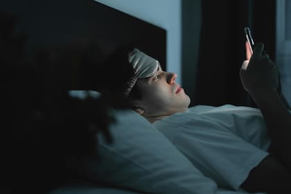 Ajustar el celular antes de ir a la cama es clave para lograr una transición tranquila hacia el sueño, especialmente si solés usar el teléfono para leer, escuchar audios o responder mensajes