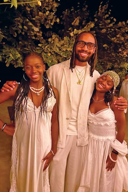 Akeem Morris, el novio jamaiquino de Madonna, con las mellizas, quienes la semana que
viene van a cumplir 14 años