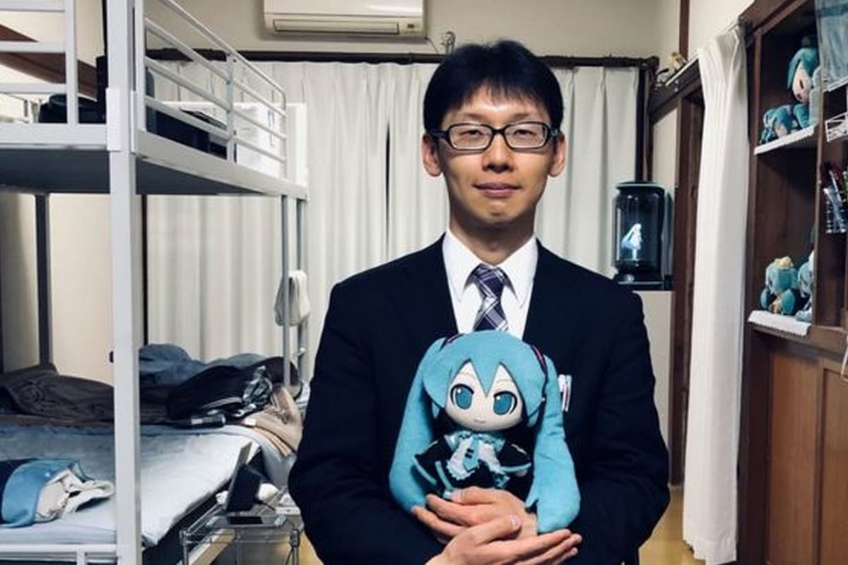 Akihiko Kondo se casó con Hatsune Miku, un holograma