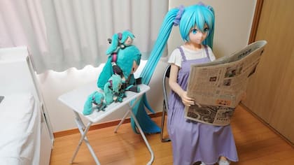Akihiko tiene todo tipo muñecas Miku, incluyendo una de tamaño real