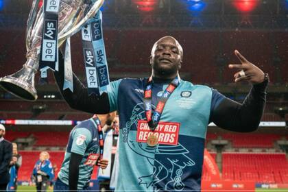 Akinfenwa, con el trofeo del ascenso en su mano