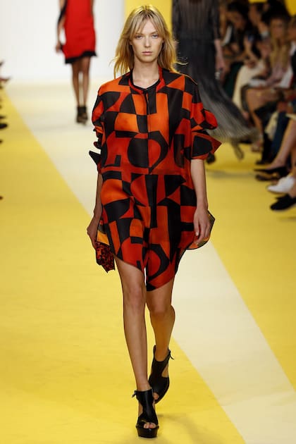 Akris se inspiró en las pinturas de Carmen Herrera