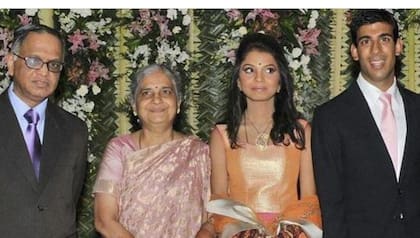 Akshata Murty y su familia, su padre y su madre, junto a su esposo