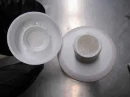 Al abrir los envases de shampoo, los oficiales encontraron metanfetamina líquida