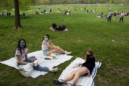 Al aire libre y con mascarillas, una normalidad que ya no es tan normal.