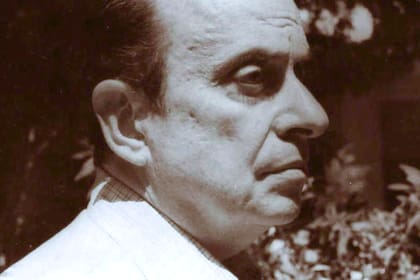 "Al amigo que me falta siempre cuando no está"; así le dedicó Porchia un ejemplar de "Voces" al escritor Roberto Juarroz