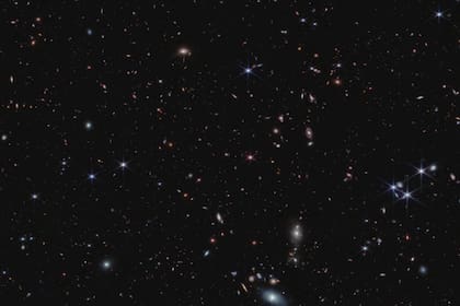 Al analizar nuevas observaciones del Telescopio Espacial James Webb de la NASA, un equipo dirigido por Simon Lilly de ETH Zürich en Suiza encontró evidencia de que las galaxias que existieron 900 millones de años después del Big Bang ionizaron el gas que las rodeaba, haciendo que se volviera transparente