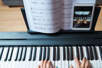 Al aprender algo nuevo, como una canción en el piano, es más eficiente tomar descansos breves que practicar sin parar hasta el agotamiento