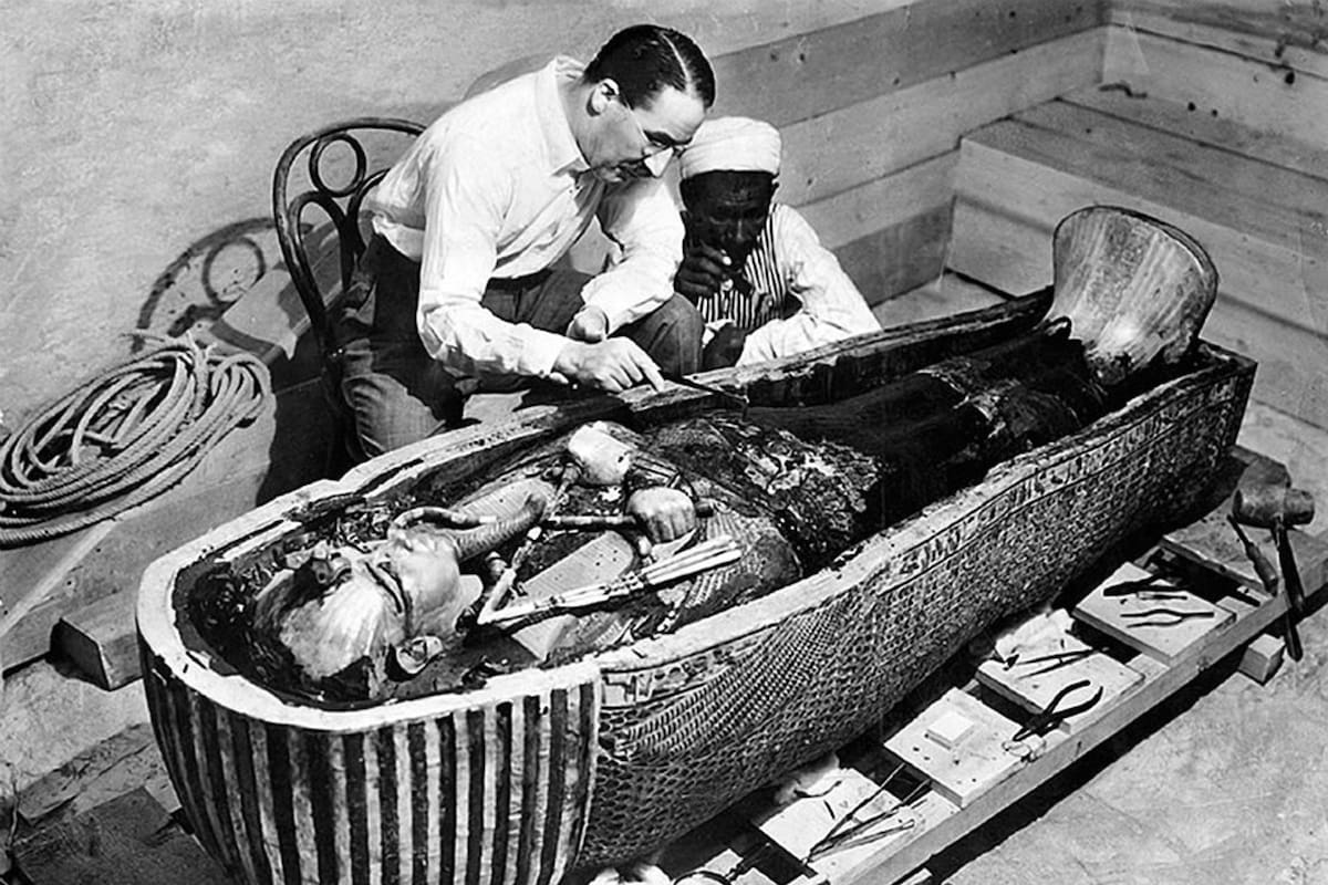 Al arqueólogo Howard Carter inspecciona el sarcófago de Tutankamón, el niño faraón (Wikipedia)