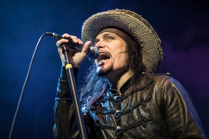 Al arribar a trabajar con Ant, Malcolm McLaren disolvió su grupo y creó una nueva banda bajo su dirección