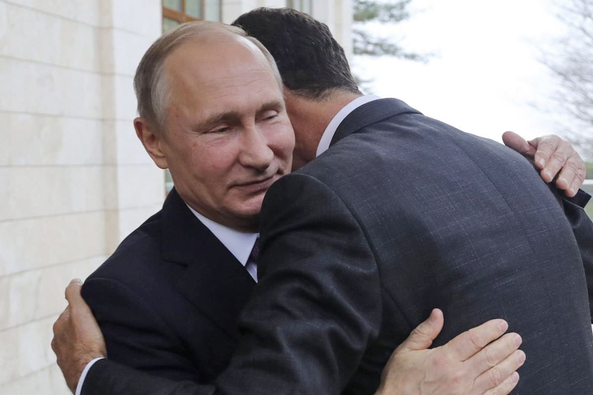Al-Assad abraza a Putin durante una visita a Sochi, en 2020