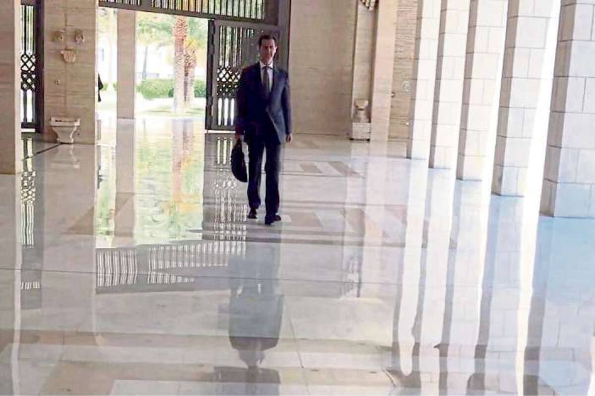 Al-Assad se mostró ayer en un edificio gubernamental, en Damasco