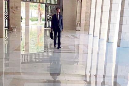 Al-Assad se mostró ayer en un edificio gubernamental, en Damasco