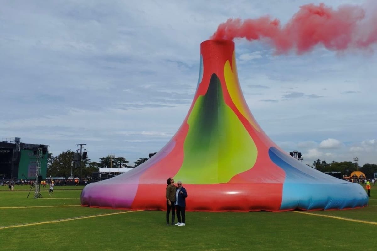 Al atardecer, el Volcán de felicidad desprende un humo rosa; luego, "estalla"
