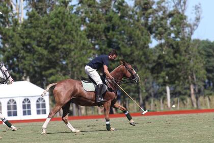 Al atardecer, Vicuña se vistió para la ocasión, eligió al mejor compañero equino del lugar, tomó un taco y demostró su pericia para el polo