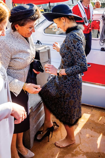 Al bajarse de la embarcación, Máxima vuelve a ponerse sus zapatos de taco altísimo, de Gianvito Rossi.