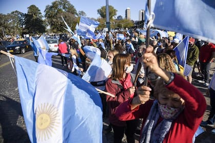 Al banderazo realizado en el Monumento a la Bandera, en Rosario, se sumó una caravana de autos