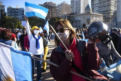 Al banderazo realizado en el Monumento a la Bandera, en Rosario, se sumó una caravana de autos