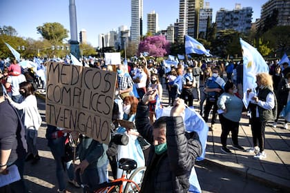 Al banderazo realizado en el Monumento a la Bandera, en Rosario, se sumó una caravana de autos