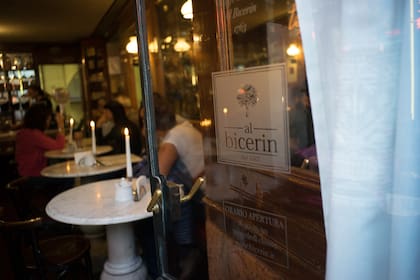 Al bicerin fue uno de los primeros bares frecuentados por damas. Lo había abierto un hombre, pero la gestión pasó pronto a manos de mujeres.