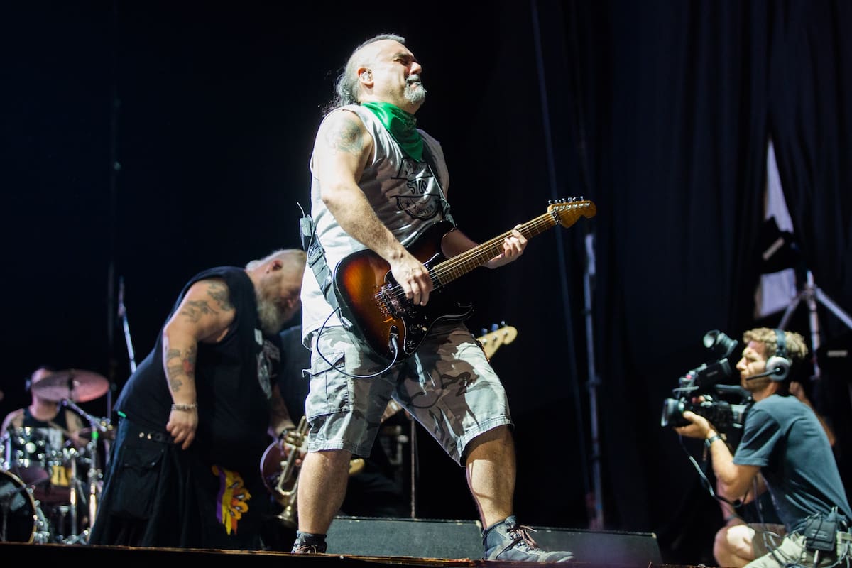 Al borde de una intensa tormenta que anegó varias zonas de la ciudad, la banda vallecana se reencontró con su base de fans argentinos en el estacionamiento del Estadio Único