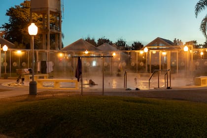 Al caer la noche, las piletas de las Termas de Villa Elisa.