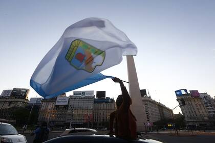 Al caer la tarde la caravana continuó en la zona del Obelisco