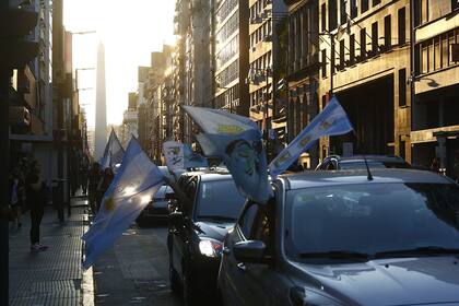 Al caer la tarde la caravana continuó en la zona del Obelisco