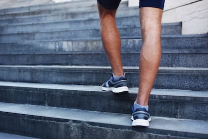 Al caminar, los músculos actúan como imanes de azúcar y extraen glucosa directamente del torrente sanguíneo sin necesidad de tanta ayuda de la insulina (Archivo)