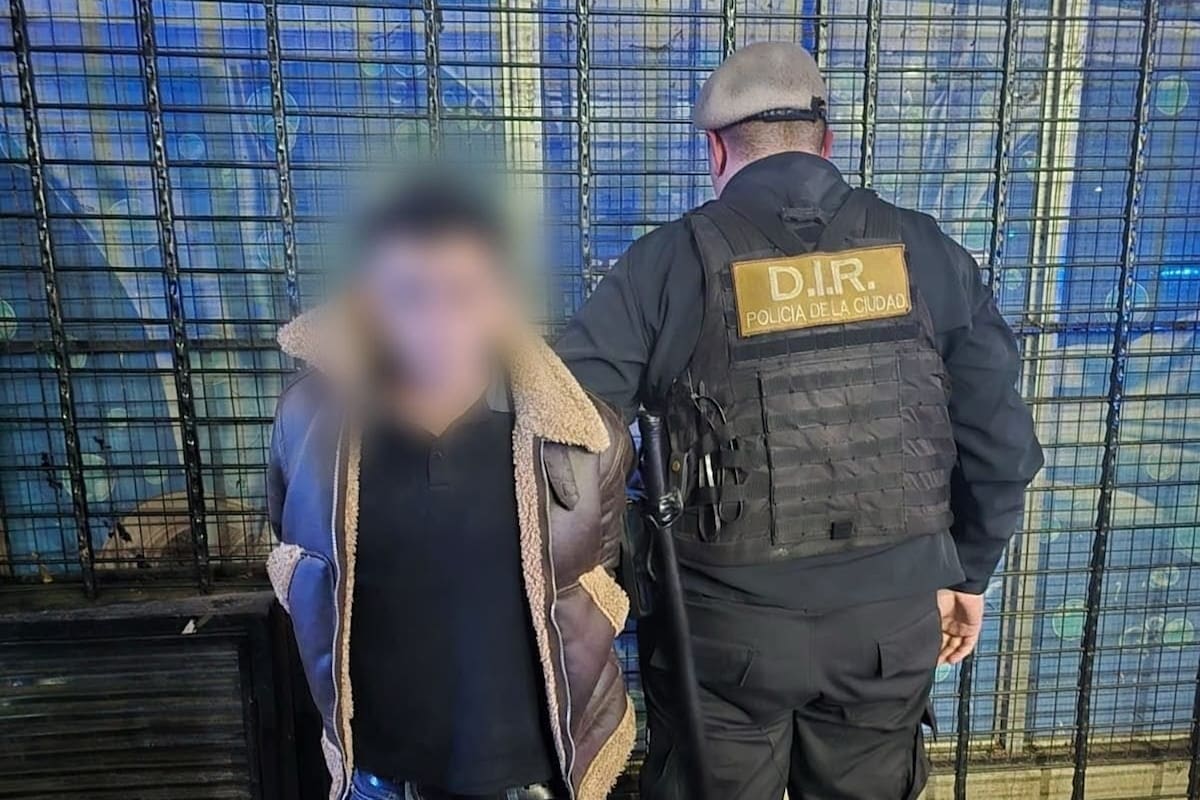 Al chileno, de 23 años, le encontraron 9 celulares robados. Pero en su país lo buscaban por un homicidio agravado
