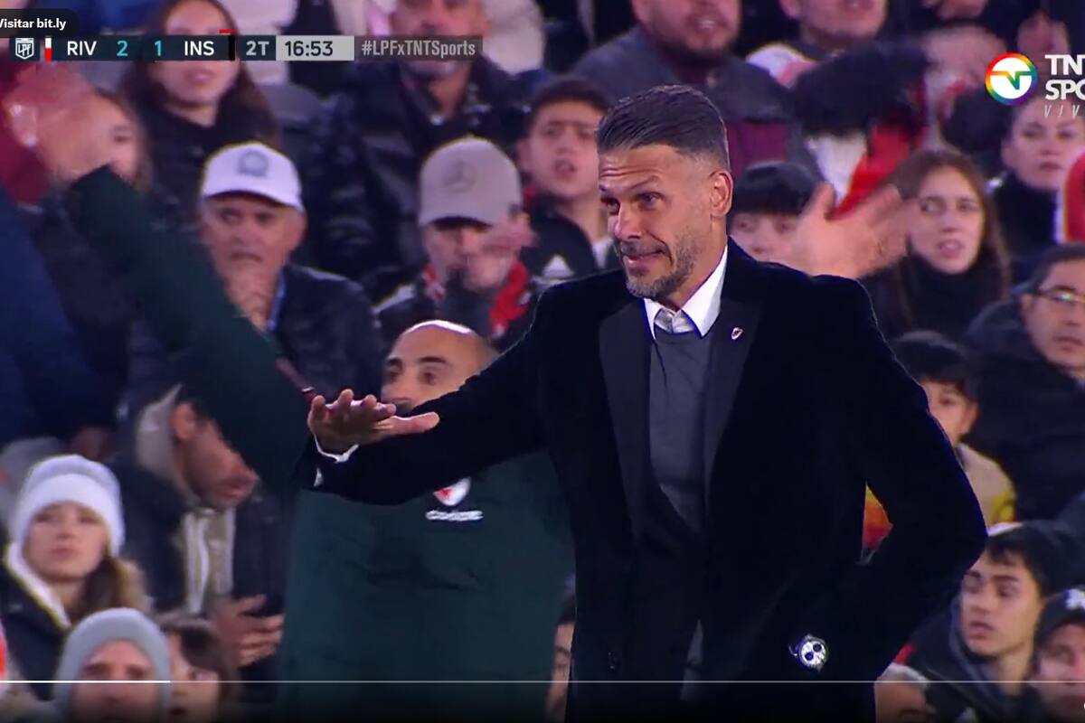 "Al chiquito", parece decir Martín Demichelis; la particular seña que hizo el DT de River, para indicarles a los que estaban haciendo la entrada en calor que era "el momento" para el debut de Echeverri ante Instituto