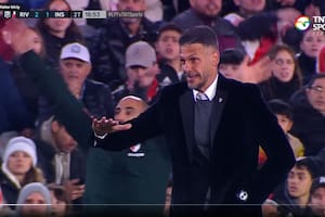 "Al chiquito", parece decir Martín Demichelis; la particular seña que hizo el DT de River, para indicarles a los que estaban haciendo la entrada en calor que era "el momento" para el debut de Echeverri ante Instituto
